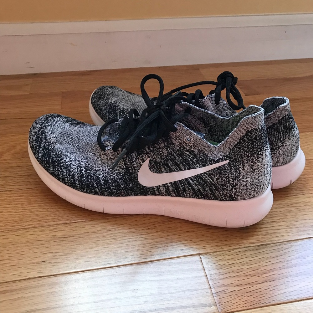 WOMENS NIKE KNIT SNEAKERS